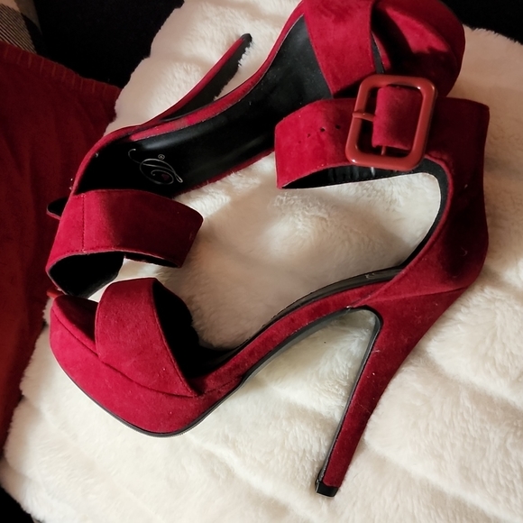 Red stiletto heel. Ladies in red always have more fun! - Picture 2 of 6